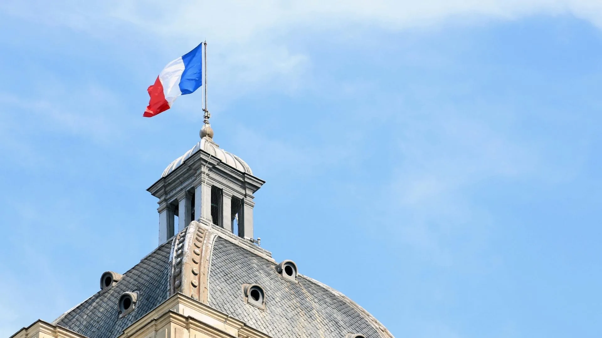 Lire la suite à propos de l’article Bons du Trésor (BTF) : définition, investissement, rendements et fonctionnement.